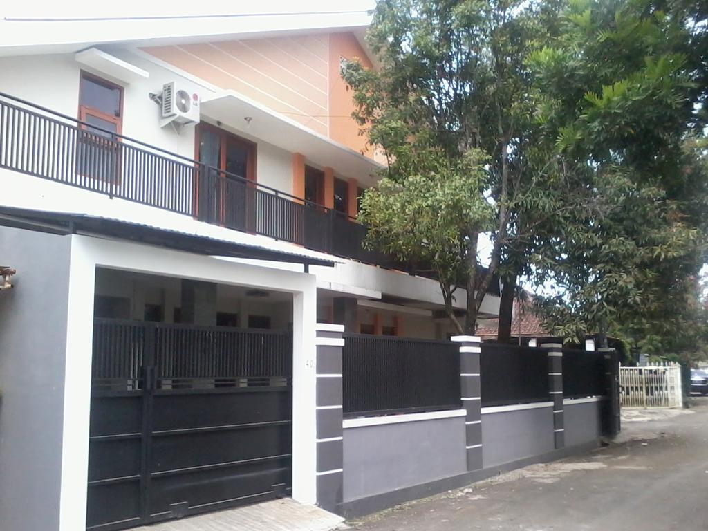 Rumah Sarwestri Hotel Bandung Exterior foto